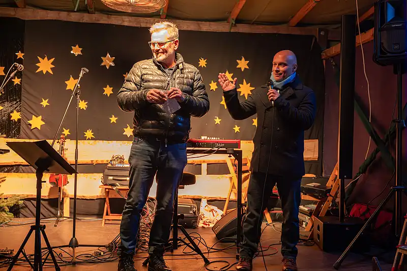 Pfarrer Christoph Knoll und Oberbürgermeister Andreas Horn auf dem Weihnachtsmarkt.