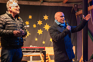 Weihnachtsmarkt-Eröffnung: Pfarrer Christoph Knoll und Oberbürgermeister Andreas Horn 