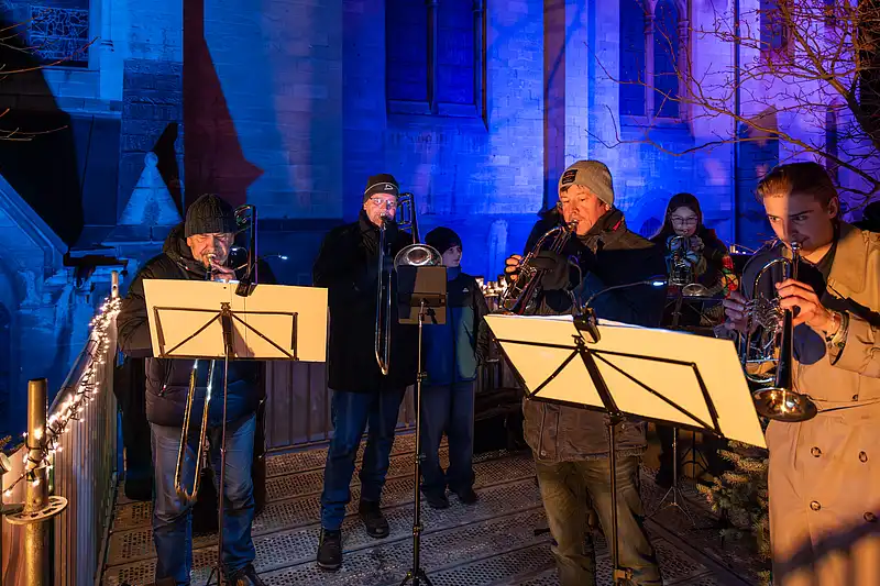 Weihnachtliches Bläserkonzert im Freien: Posaunendienst mit Trompeten und Posaunen.