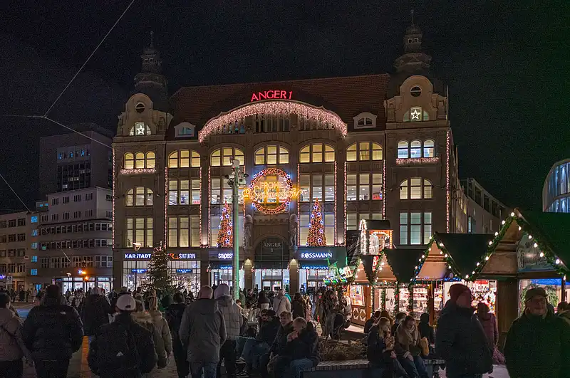 Weihnachtsmarkt bei Nacht vor dem beleuchteten Kaufhaus Anger 1
